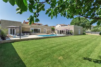 Image de Villa Mabella -Villa avec grande piscine privée, salle de fitness, salle de jeux pour enfants et billard