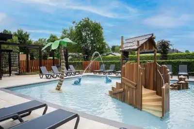 Image de Chalet près d'un Étang au Parc