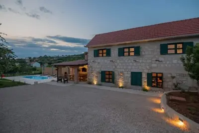 Image de Maison à Imotski avec Jardin Privé