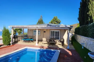 Villa Karla con Piscina: Tranquilidad y Naturaleza