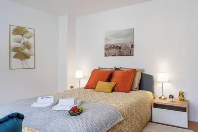 Image de Sunny Comfy Flat | Prime Location by HostWise