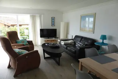 Image de Chalet au bord du lac dans un cadre verdoyant