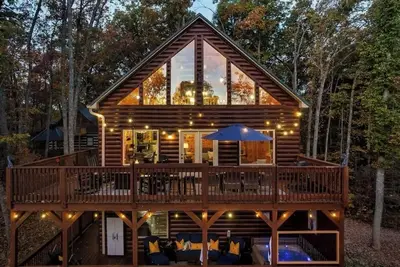 Image de Cozy Bear Lodge! Game Room, Hot Tub, Fishing!