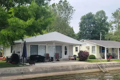 Image de Waters Edge Cottage on Big Barbee Lake!