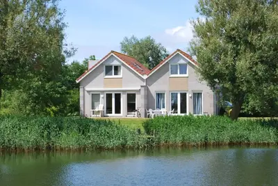 Image de Belle maison de vacances au bord de l'eau en Frise