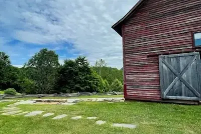 Image de Stunning 2-bedroom Bank Barn with Indoor Fireplace