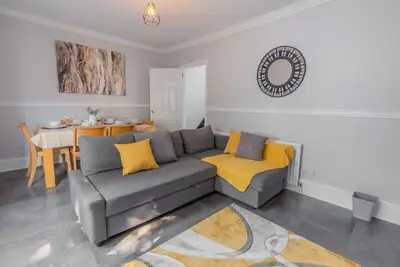 Image de Centrally Located Modern Home