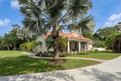 Image de Jupiter Farms Tiki Paradise! Private, heated pool, Monarch butterfly garden.