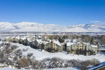 Image de On Pineview Reservoir - just a short walk down the trail to the beach!