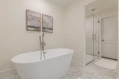 Cozy Modern Home with Tub by Downtown