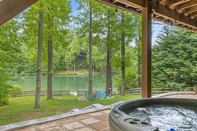 Image de Sleeps 8 | Firepit | Hot Tub | Private Lake Access