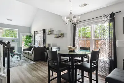 Image de Luxury Townhome in Charlotte-10 min from Uncc, Pnc Pavilion and Motor Speedway