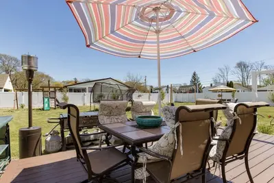 Image de luxurious home spacious yard & above ground pool