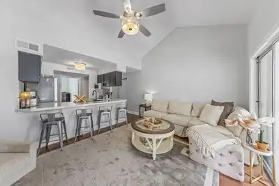 Image de \"Charming Penthouse with Quaint Cove & Pool Views at Lake Norman! \"