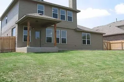 Image de Furnished- 4b, 2. 5 bath, fireplace, 2 car, 2300 sq