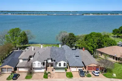 Image de Lake Ray Hubbard - Luxury Lakeside Home Located in Chandler's Landing - Rockwall