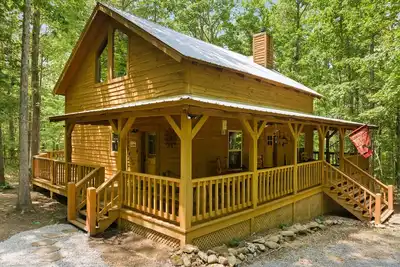 Image de Lazy Bear-hot tub, fire pit, foosball, ping pong, air hockey