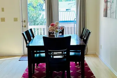 Image de Family friendly home wihin minutes of UofI and Wsu campuses.