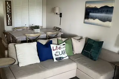 Image de Adorable, updated condo. Walk to Weirs Beach. Near Bank of N. H. Pavilion.