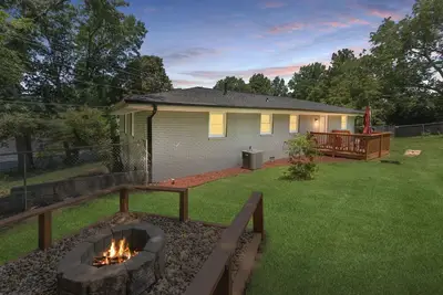 Image de Serenity on Stroud: Fire Pit + Games + Fun