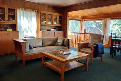 Image de Unique 1926 Mountain Cottage Perched Above Lake Arrowhead