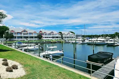 Image de Water view condo overlooking Marina, with private deck
