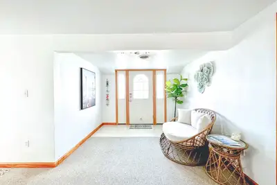 Image de The Waves of Grace beach house! 2 Min Walk To Beach! Sandy Bottom!