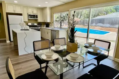 Image de Villa Blanca| Luxurious 4 Br Pool House | Near Ucr