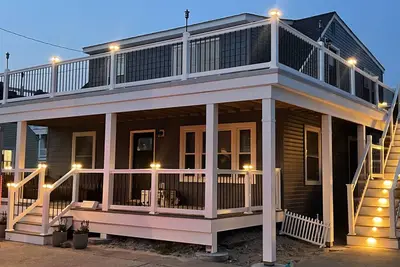 Image de Beachside Getaway – Modern 2br, Outdoor Shower, & Minutes to Ac!