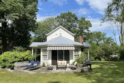 Image de -Private renovated farmhouse  along the Hudson surrounded by State Park Land