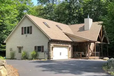 Image de Pocono Cabin at Big Bass Lake-Family friendly with king bed in private community