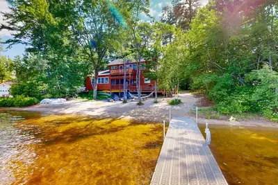 Image de Lakeside home with private dock, firepit, grill, scenic balcony, fireplace & Ac