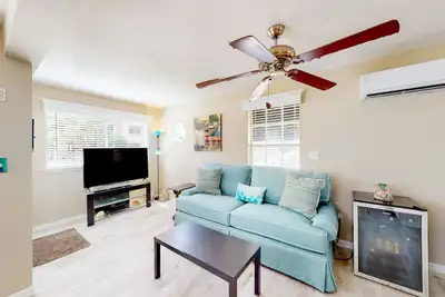 Image de Adorable cottage near the beach with fast WiFi, full kitchen, & shared yard