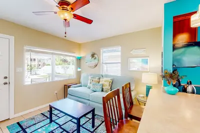 Image de Cute cottage near the beach with grill, enclosed yard, fast WiFi, W/D, deck & Ac