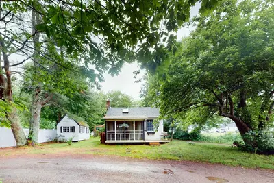 Image de Cute cottage with screened-in porch & great location close to beaches, dining