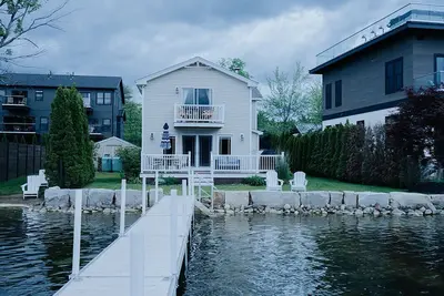Image de Lakefront home with private dock on Lake Winnisquam