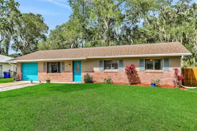 Image de Tropical oasis with a large yard, deck, full kitchen, washer/dryer, & central Ac
