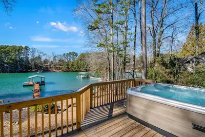 Image de Roomy and gorgeous home on Lake Keowee with hot tub!
