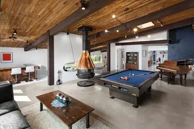Image de Rare Mid-Mod Home. Spacious inside-and-out.