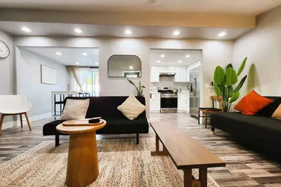 Image de Tastefully Updated Home Near Beach and Disneyland