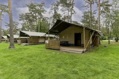 Image de Tente de camping sur un camping avec piscine