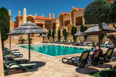 Image de Relax and Unwind! Spacious 2br Apartment, Fully-equipped Kitchen, Outdoor Pool!