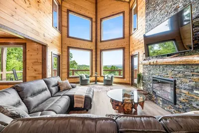 Image de New Luxury Cabin Mountain Views Hot Tub, Sauna Arcade, Movie Theater, Comm. Pool