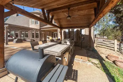 Image de Chic Countryside Estate-Fire Pit-Game Room-Chef's Kitchen