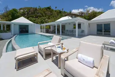 Image de Villa Bel Ombre is a beautiful 3 bedroom villa with a bedroom view on the sea.