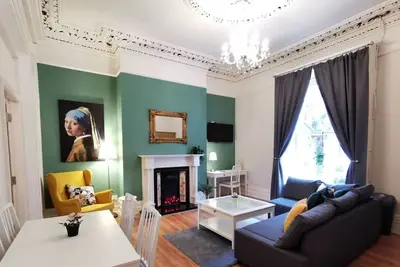 Beautiful Bright Georgian Apartment free Wifi