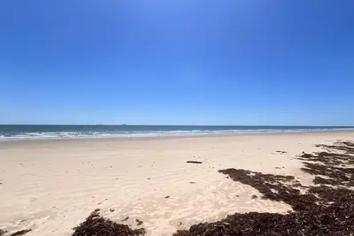 Image de Wake, Walk, Surf the Waves – Private Beach Walkover at Your Door!