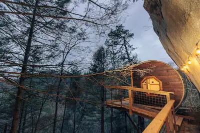 Image de Grey Dreamer: a pirate ship cliff suspended house