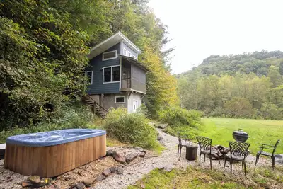Image de Little Miss Sunshine: Your Private Sunny Forest Nook (Net-Zero Solar Powered)