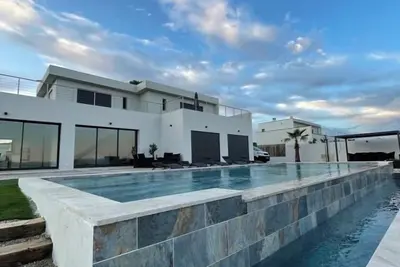 Image de Très belle villa de Standing neuve avec Piscine et Terrasse.